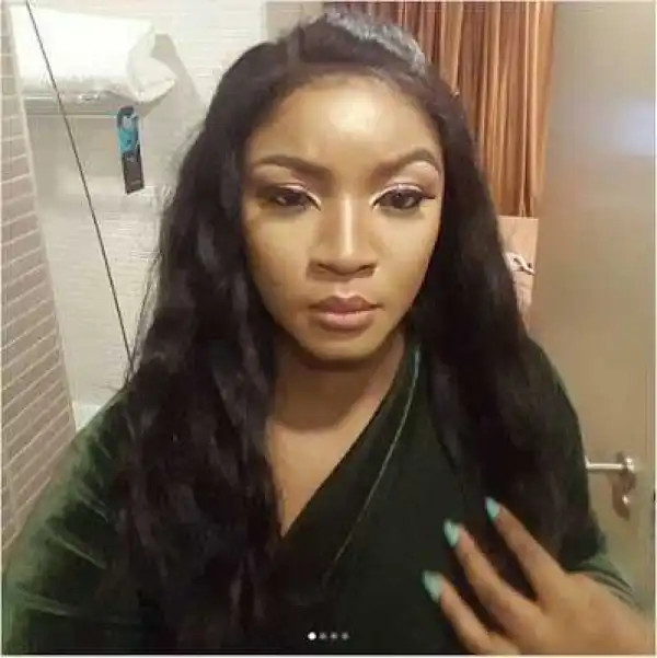 Married Actress Shows Off Her Curves In Bathroom Selfies (Photos)